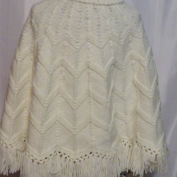 Hand knitted button -up poncho w/ fringes - Picture 4 of 7